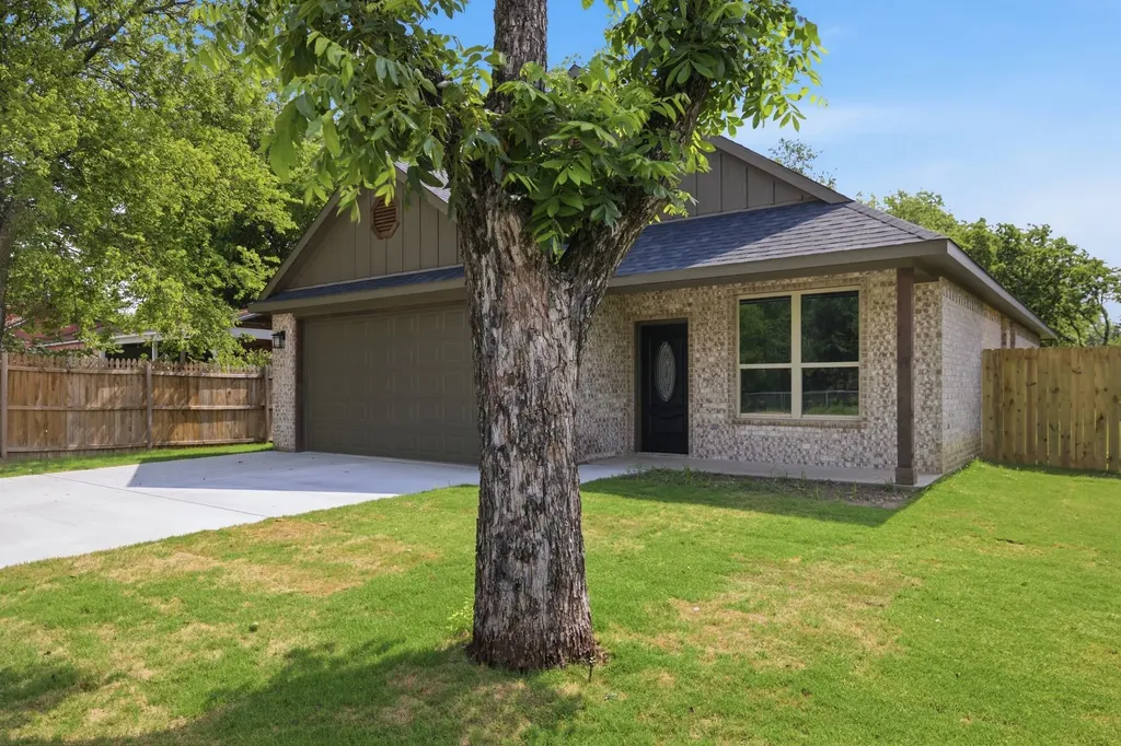 304 Evans Street Cleburne TX 76031