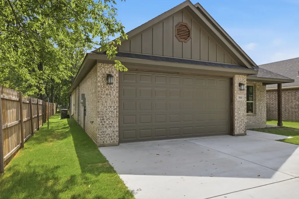 304 Evans Street Cleburne TX 76031