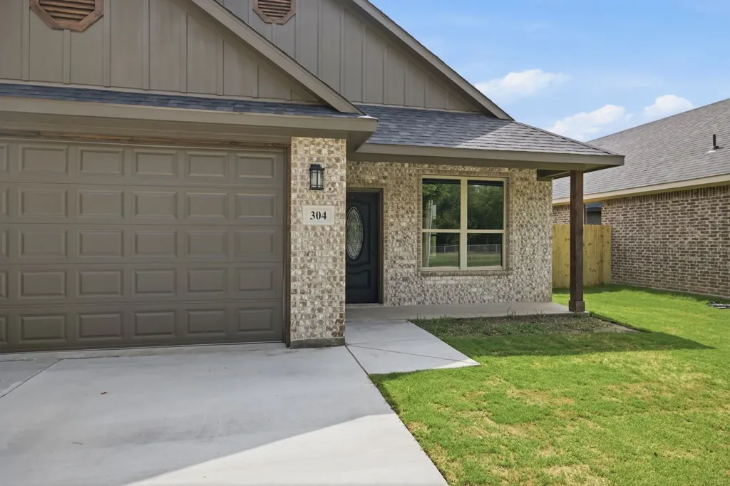 304 Evans Street Cleburne TX 76031