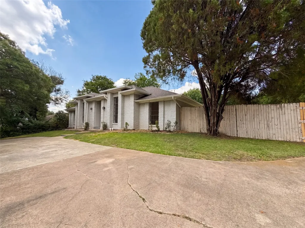 2005 N Arbor Rose Drive Grand Prairie TX 75050