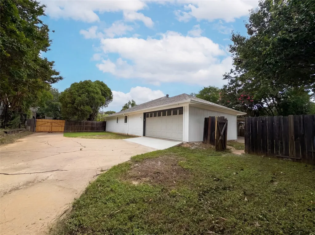 2005 N Arbor Rose Drive Grand Prairie TX 75050