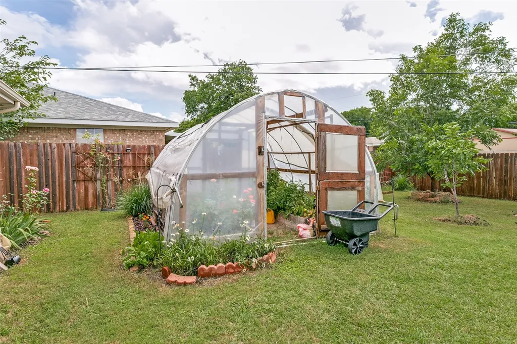 500 S Las Vegas Trail White Settlement TX 76108