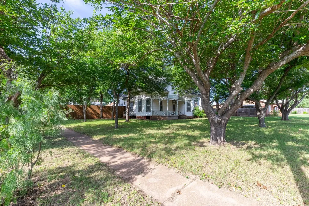601 W 3rd Street Baird TX 79504