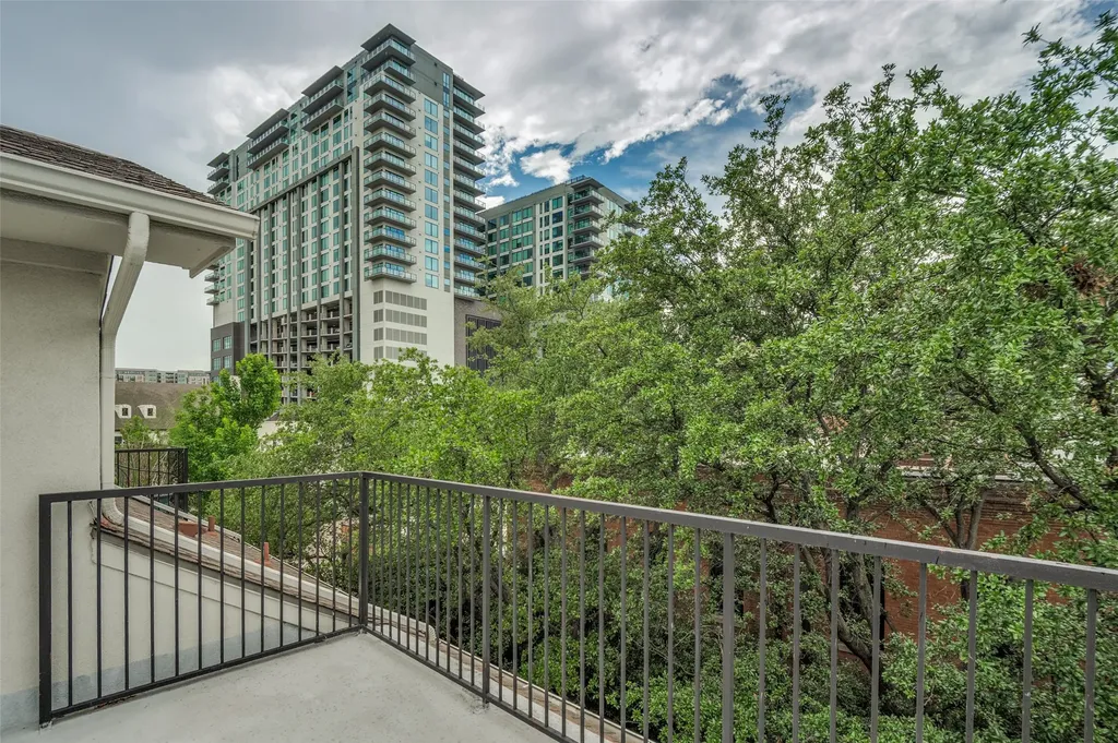 2205 Canton Street Dallas TX 75201