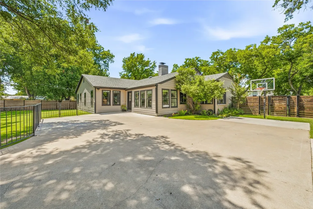 912 Calaveras Street Graham TX 76450