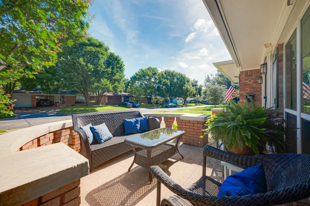 8835 Larchwood Drive Dallas TX 75238