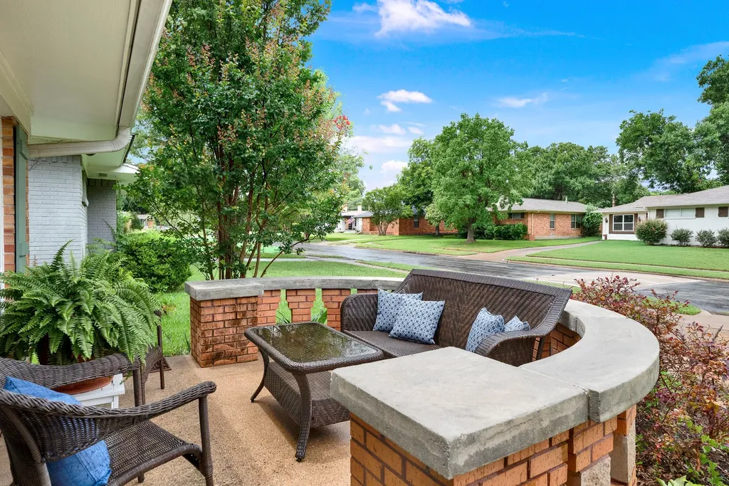 8835 Larchwood Drive Dallas TX 75238