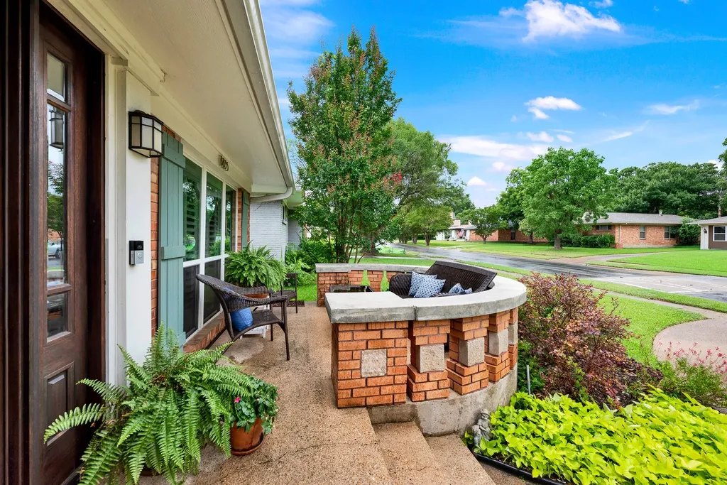 8835 Larchwood Drive Dallas TX 75238