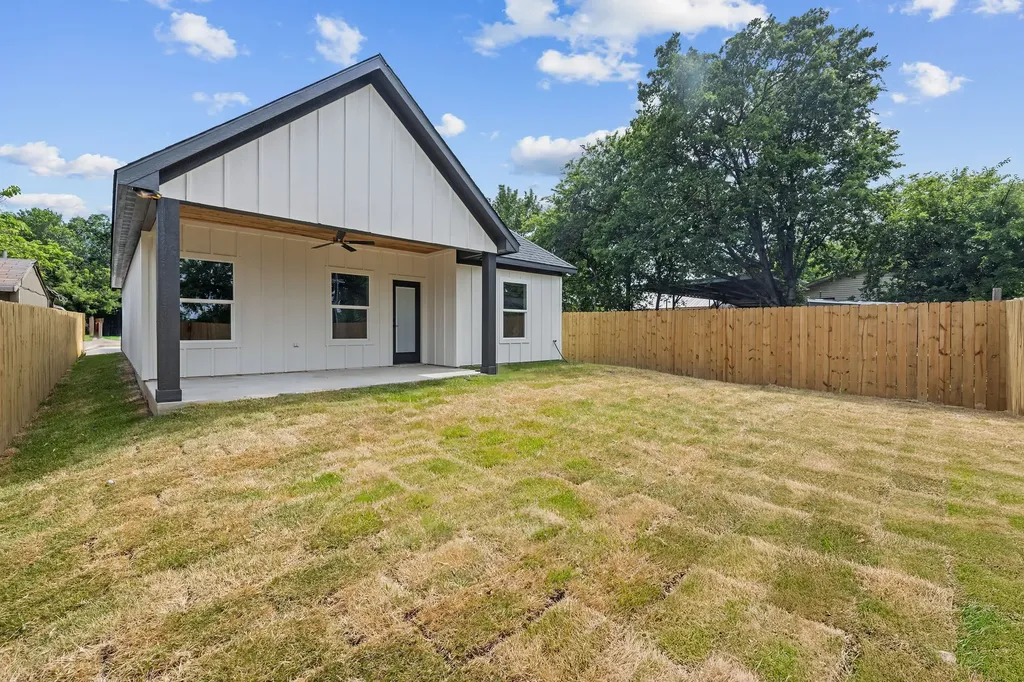 1004 W Broadus Avenue Fort Worth TX 76115