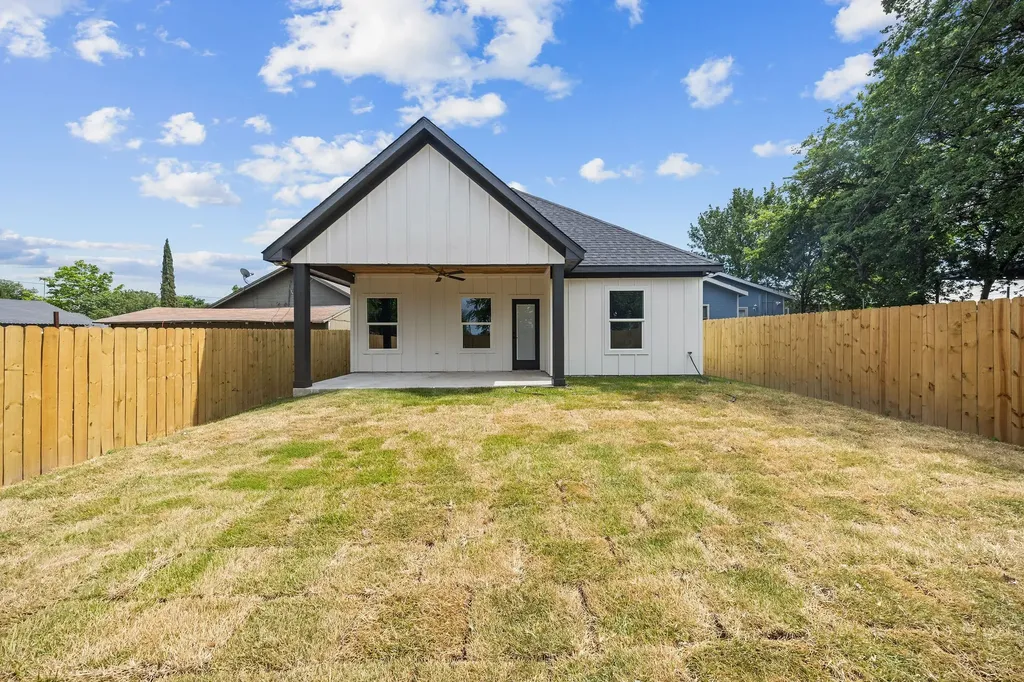 1004 W Broadus Avenue Fort Worth TX 76115