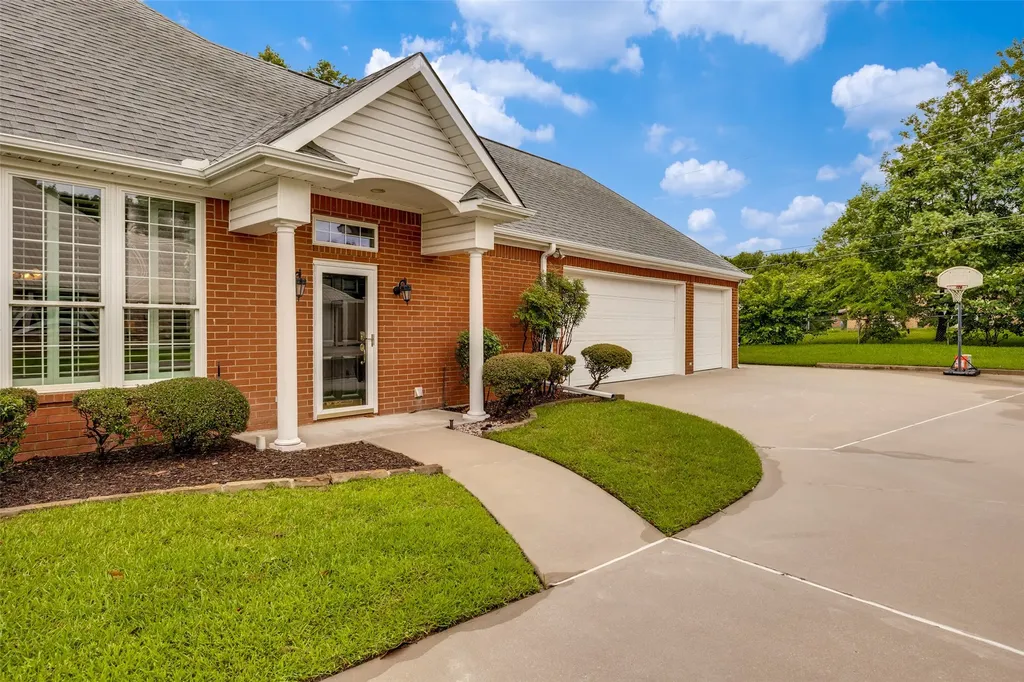 6404 Creekside Drive Greenville TX 75402