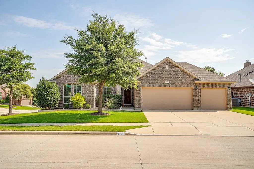 2101 Rosalinda Pass Fort Worth TX 76131