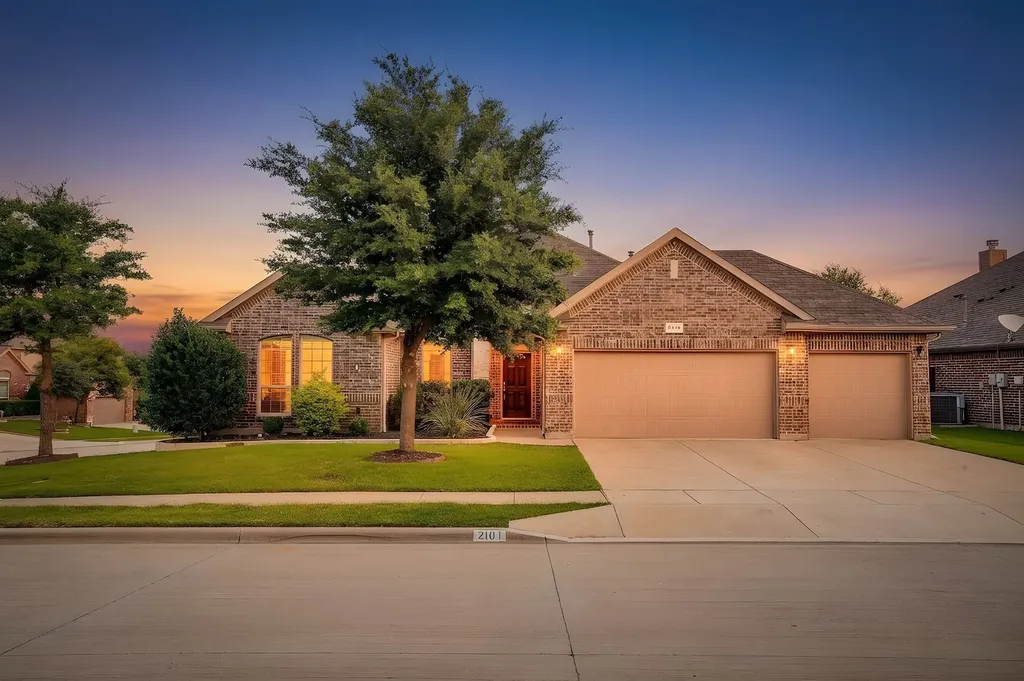 2101 Rosalinda Pass Fort Worth TX 76131