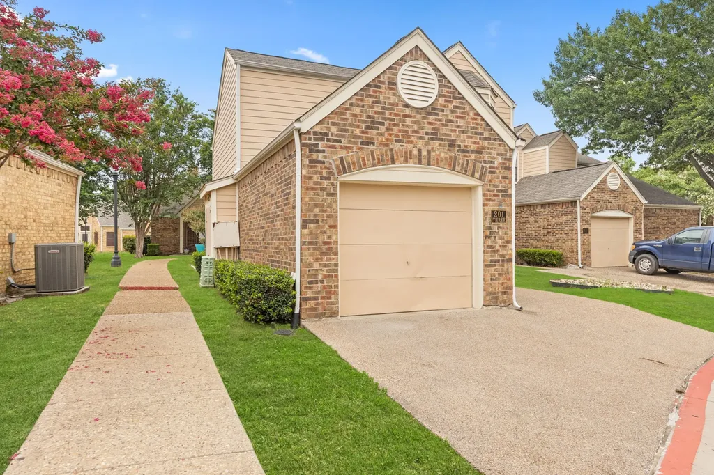 201 Cimarron Trail Irving TX 75063