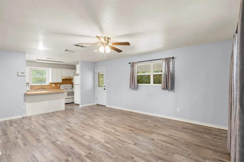 521 Hilltop Drive Tool TX 75143