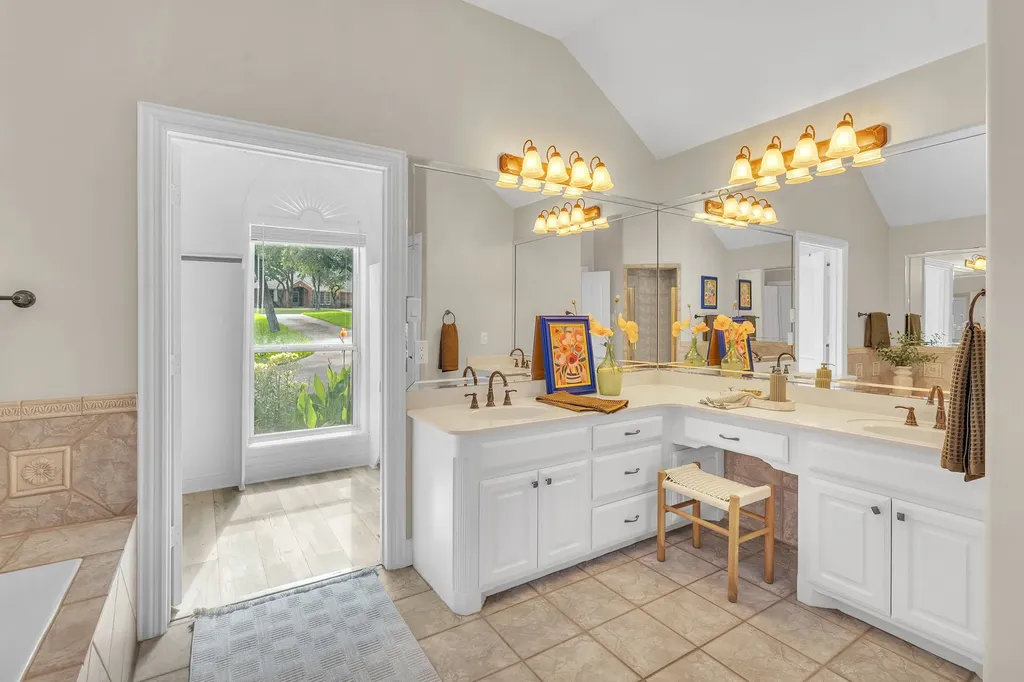 137 Oakwood Court Lakeside TX 76135