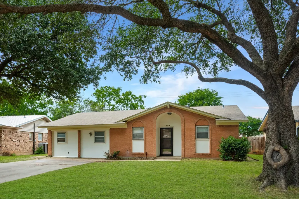 1820 Emery Street Denton TX 76201