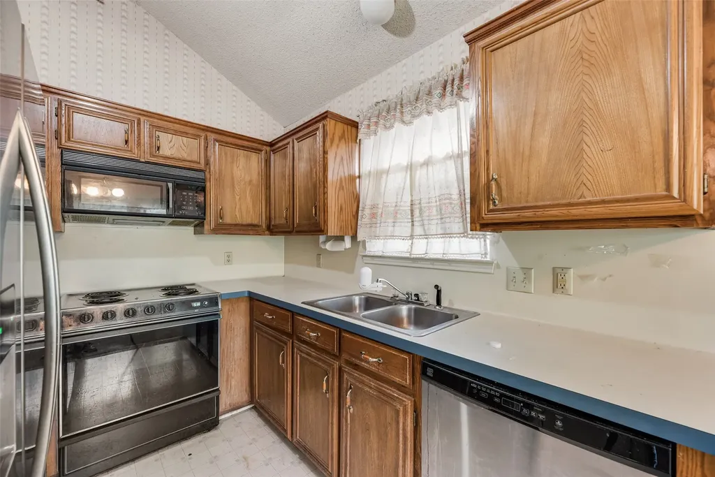 6010 Maple Leaf Drive Arlington TX 76017