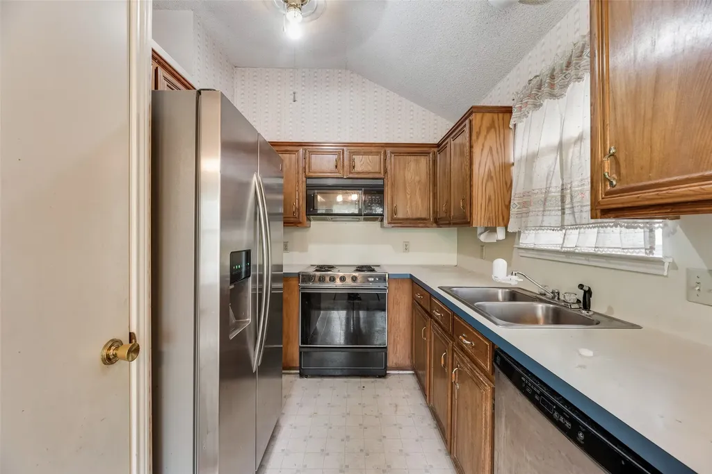 6010 Maple Leaf Drive Arlington TX 76017