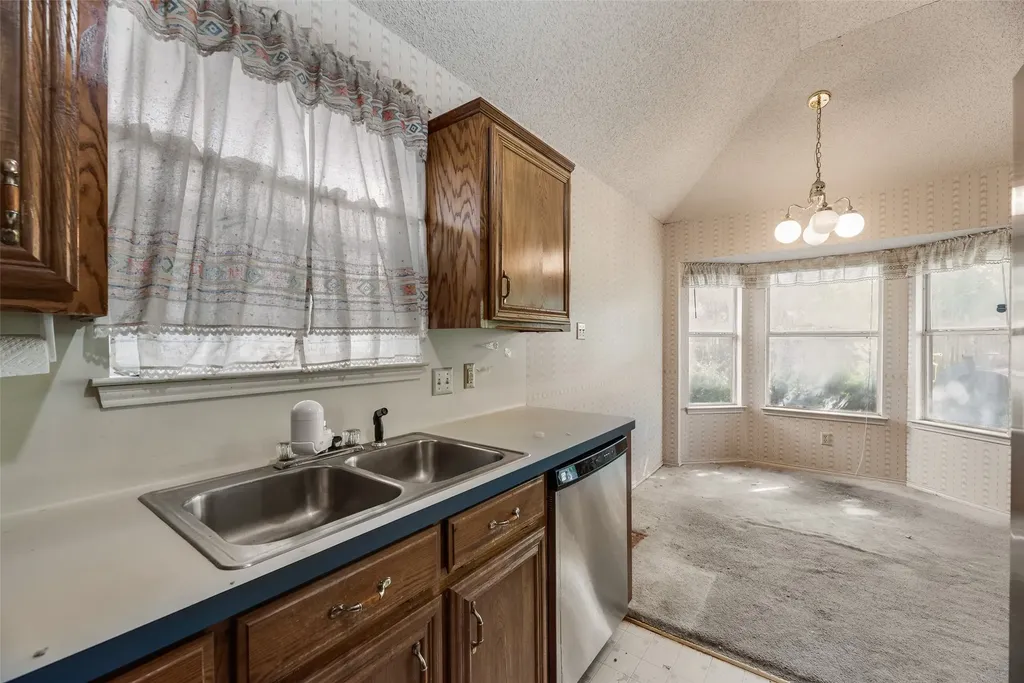6010 Maple Leaf Drive Arlington TX 76017