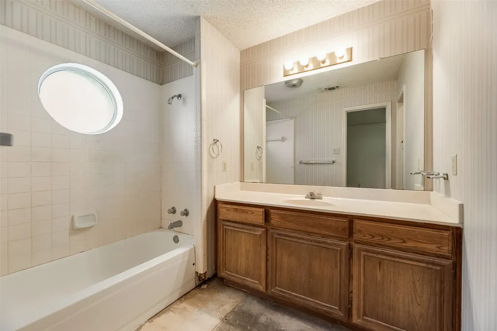 6010 Maple Leaf Drive Arlington TX 76017