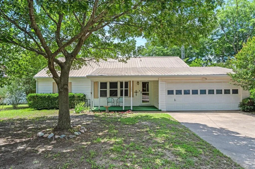 706 S Santa Fe Street Wolfe City TX 75496