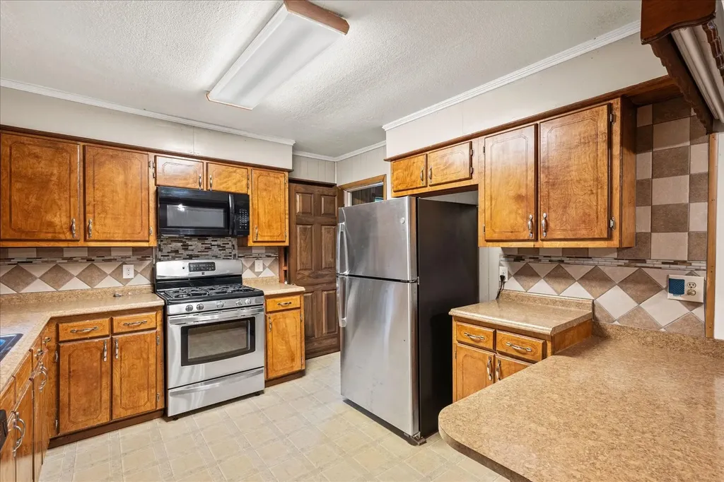 706 S Santa Fe Street Wolfe City TX 75496