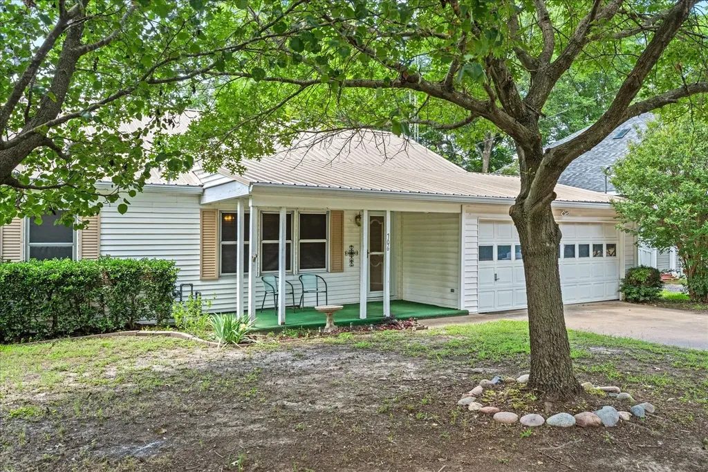 706 S Santa Fe Street Wolfe City TX 75496
