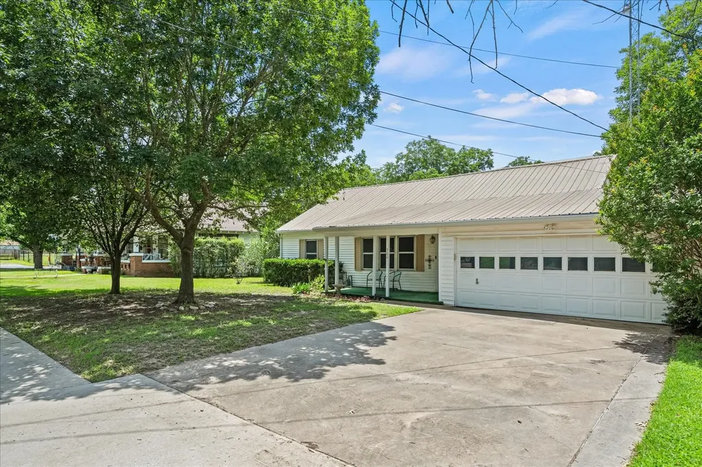 706 S Santa Fe Street Wolfe City TX 75496