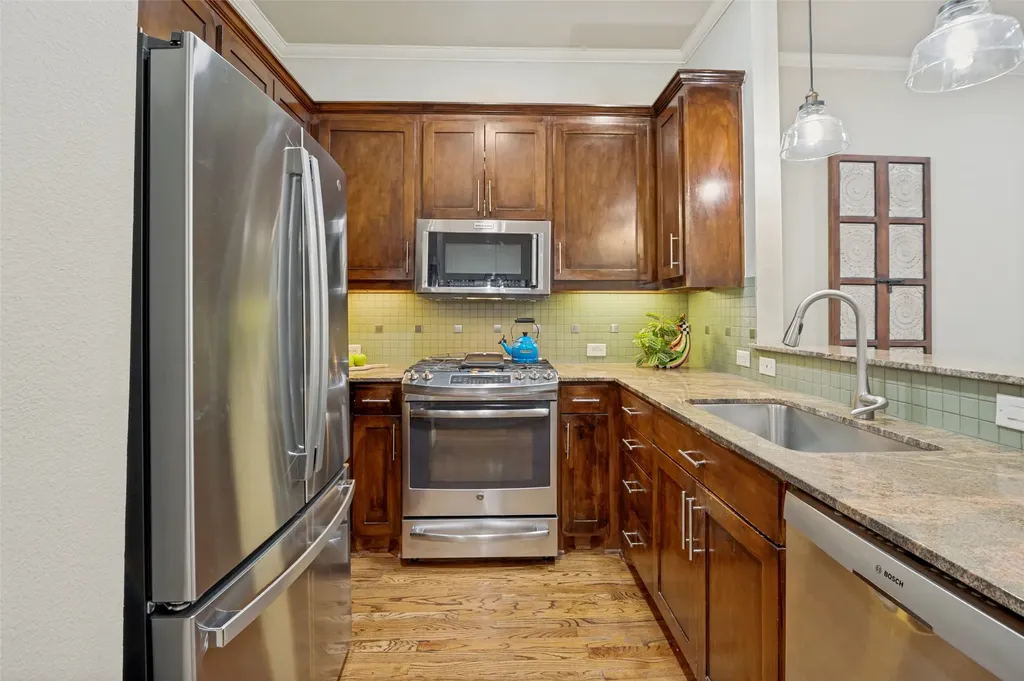 7333 Valley View Lane Dallas TX 75240