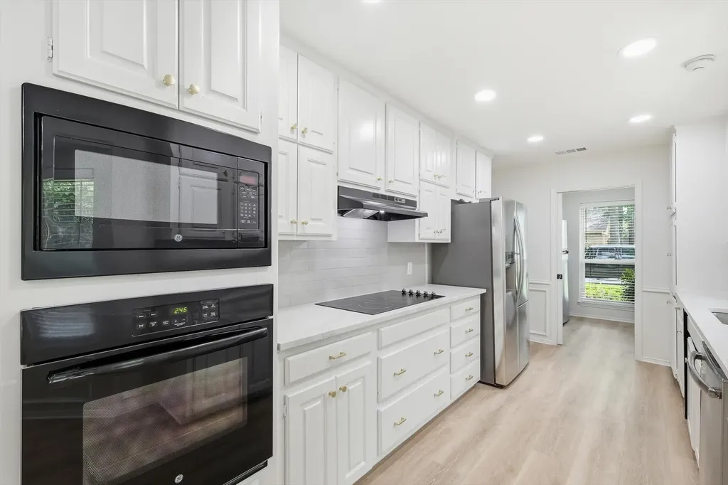 413 Blue Jay Court Bedford TX 76021