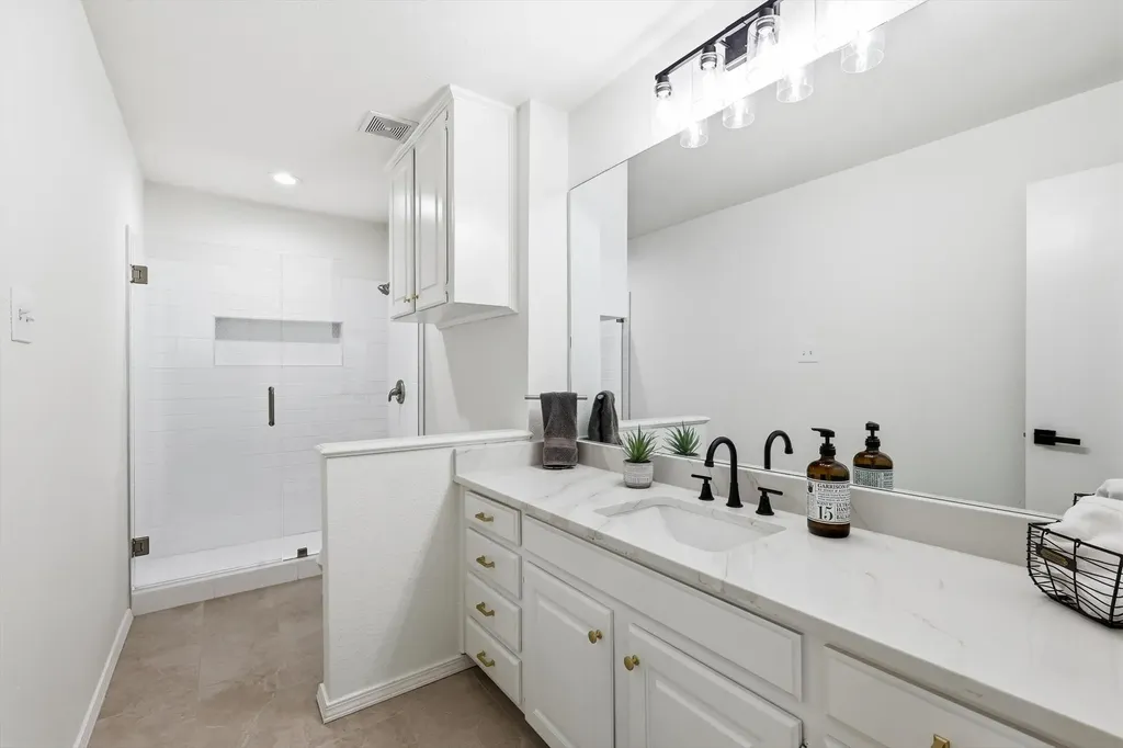 413 Blue Jay Court Bedford TX 76021