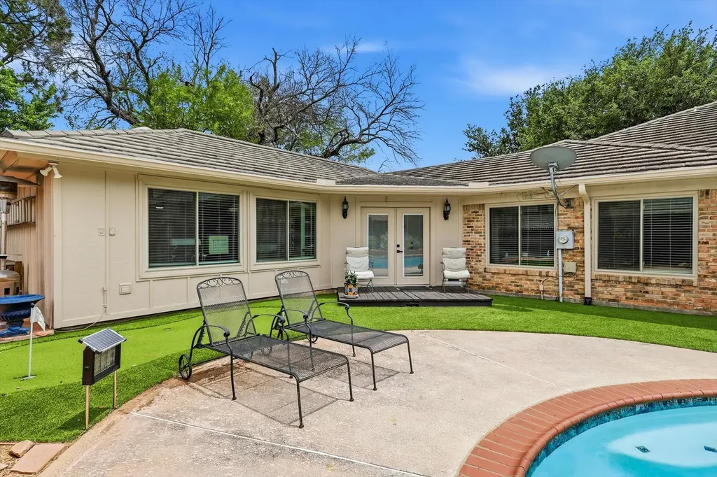 413 Blue Jay Court Bedford TX 76021
