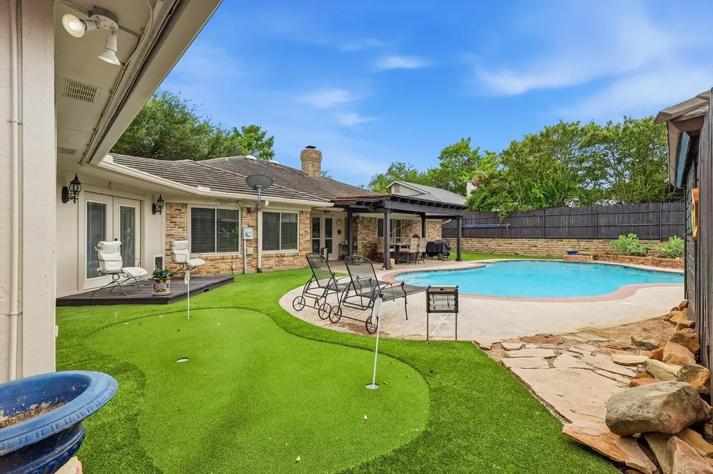 413 Blue Jay Court Bedford TX 76021