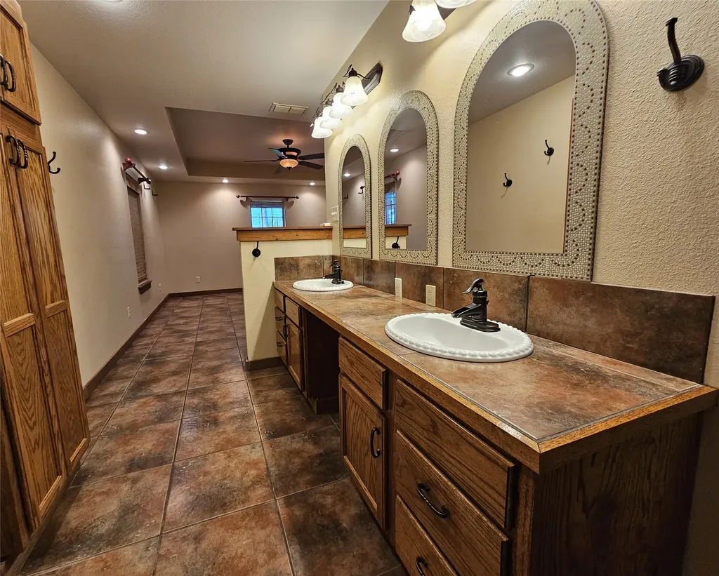 529 Wildewood Drive Chandler TX 75758