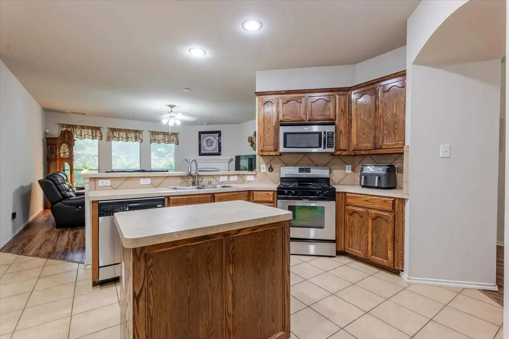 7234 Summit Parc Drive Dallas TX 75249
