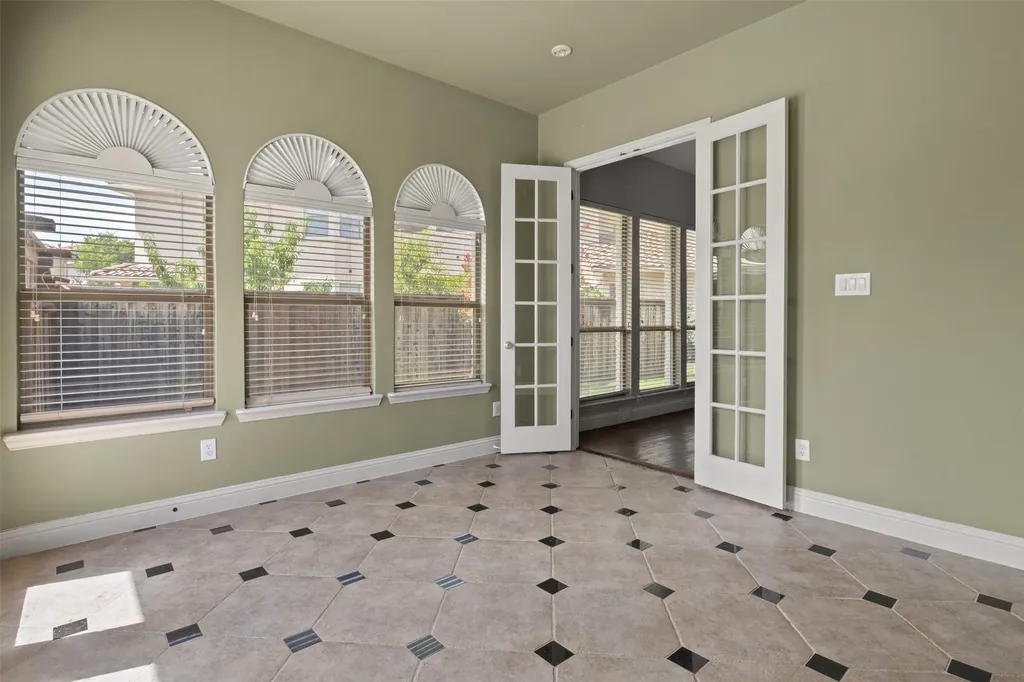 6811 San Fernando Irving TX 75039