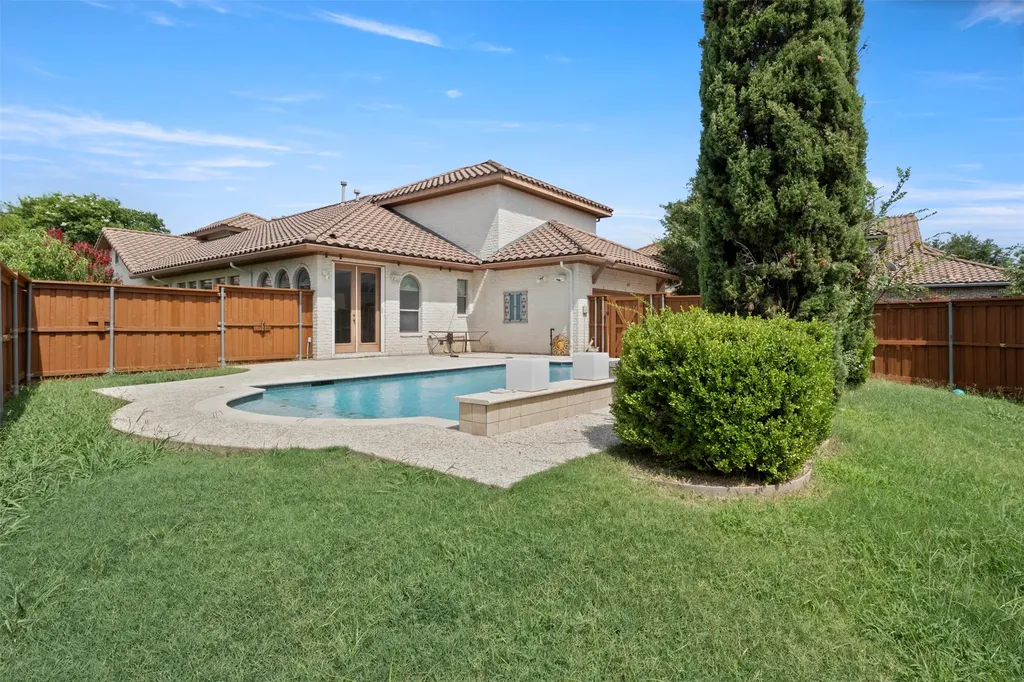 6811 San Fernando Irving TX 75039