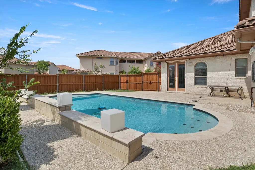 6811 San Fernando Irving TX 75039
