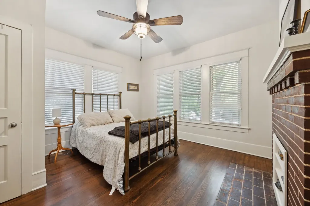 201 N Lenard Street Red Oak TX 75154