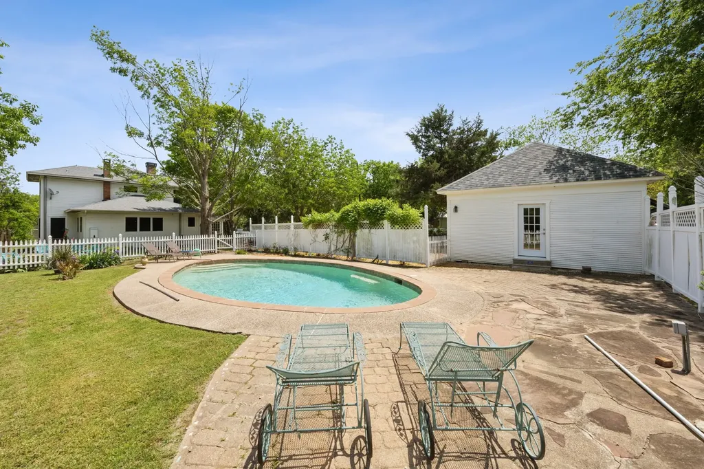 201 N Lenard Street Red Oak TX 75154