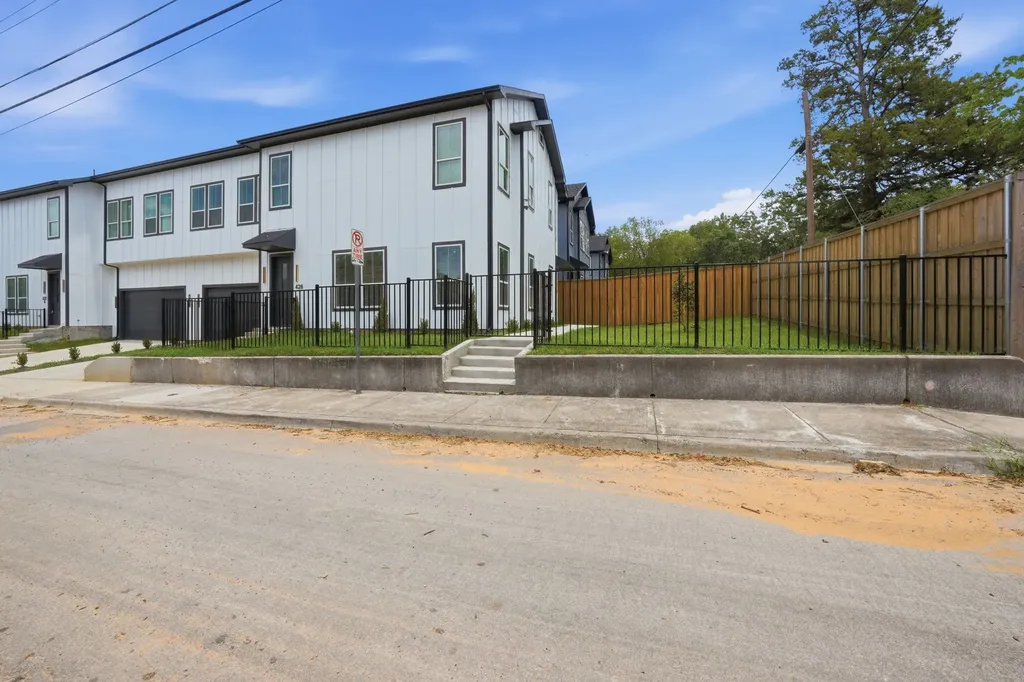 428 N Patton Avenue Dallas TX 75203