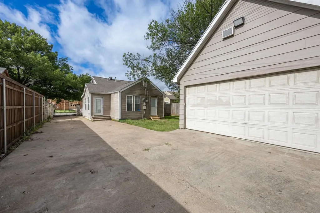 2705 Yucca Avenue Fort Worth TX 76111