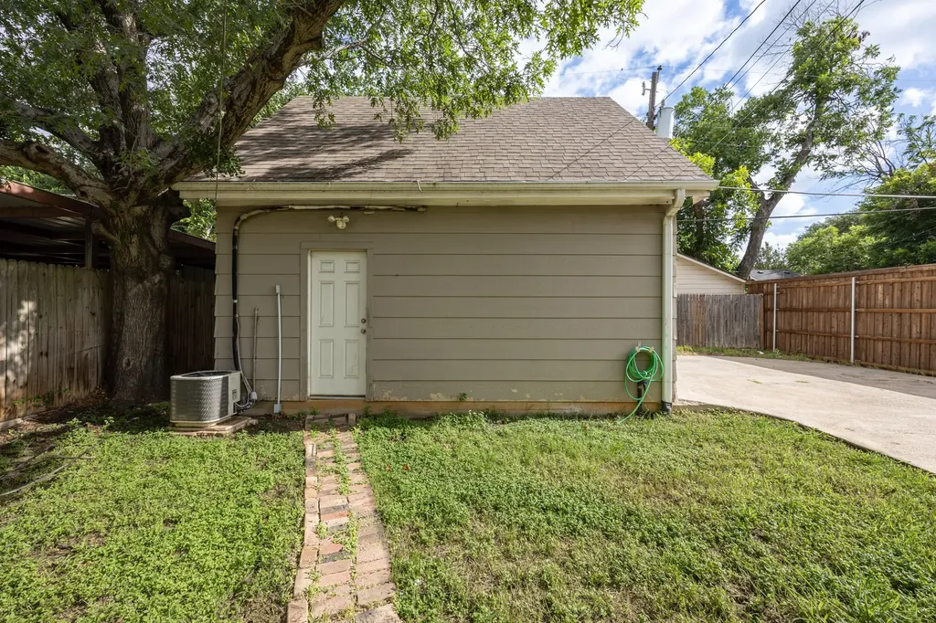 2705 Yucca Avenue Fort Worth TX 76111