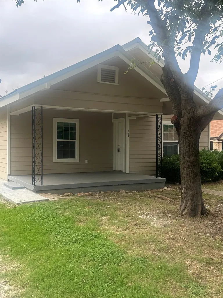 208 Washington Street Bowie TX 76230