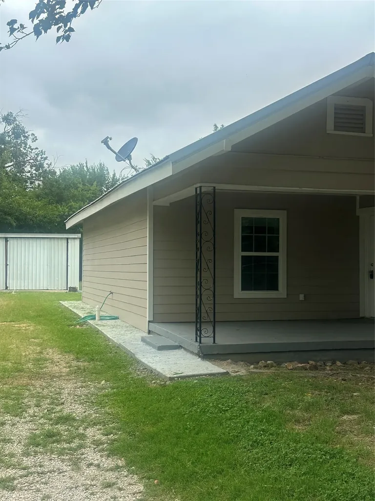 208 Washington Street Bowie TX 76230
