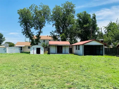 661 S 11th Avenue Munday TX 76371
