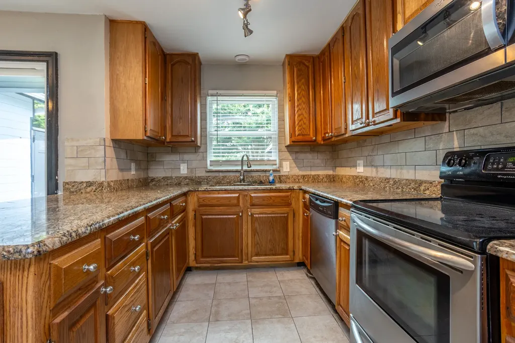 1206 Oakbluff Drive Lancaster TX 75146