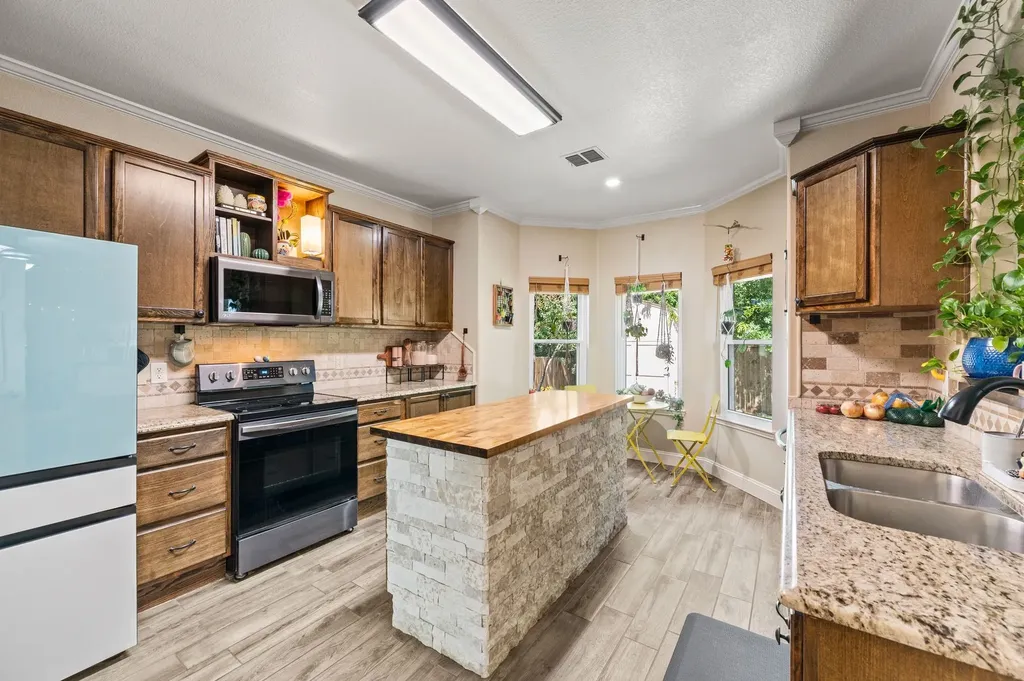2012 Collington Drive Roanoke TX 76262