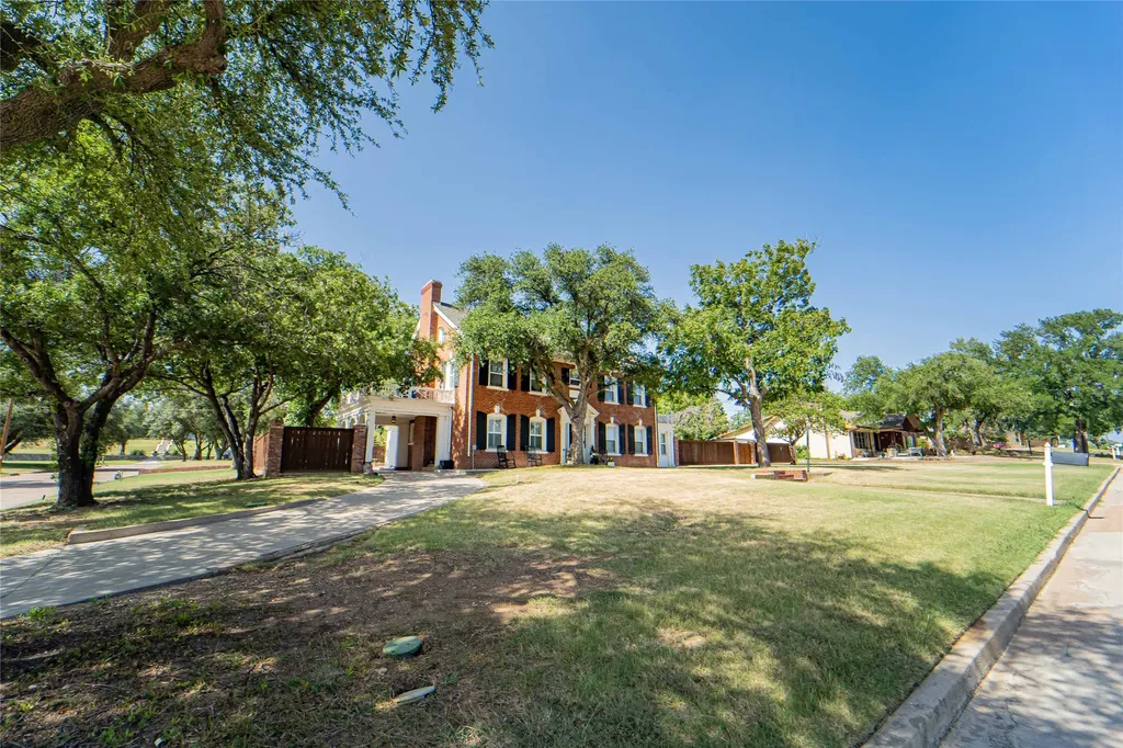 1002 E Lindsey Street Breckenridge TX 76424